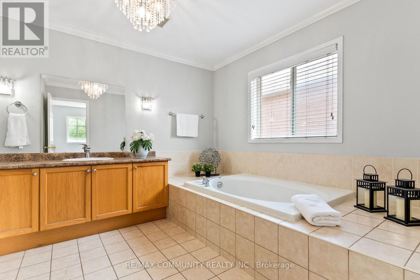 1081 LANGFORD STREET Image 22