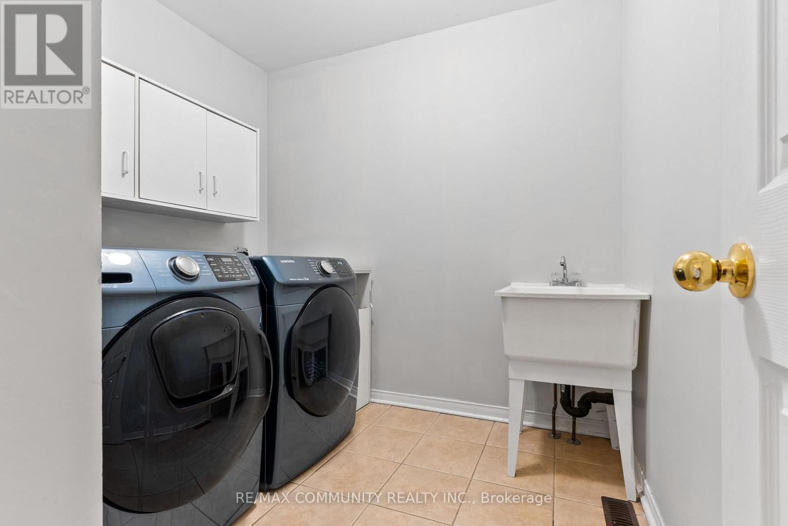 1081 LANGFORD STREET Image 29