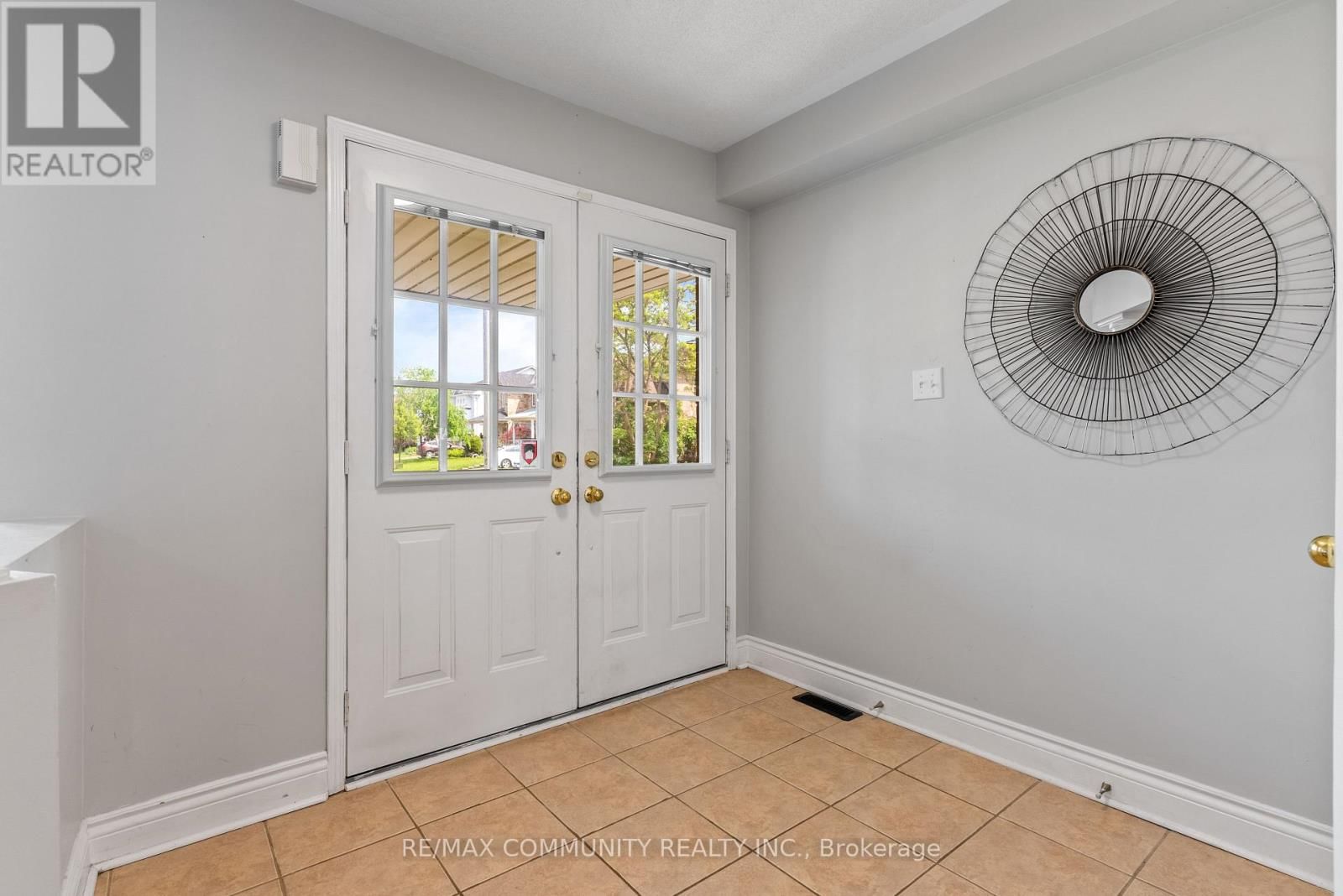 1081 LANGFORD STREET Image 5