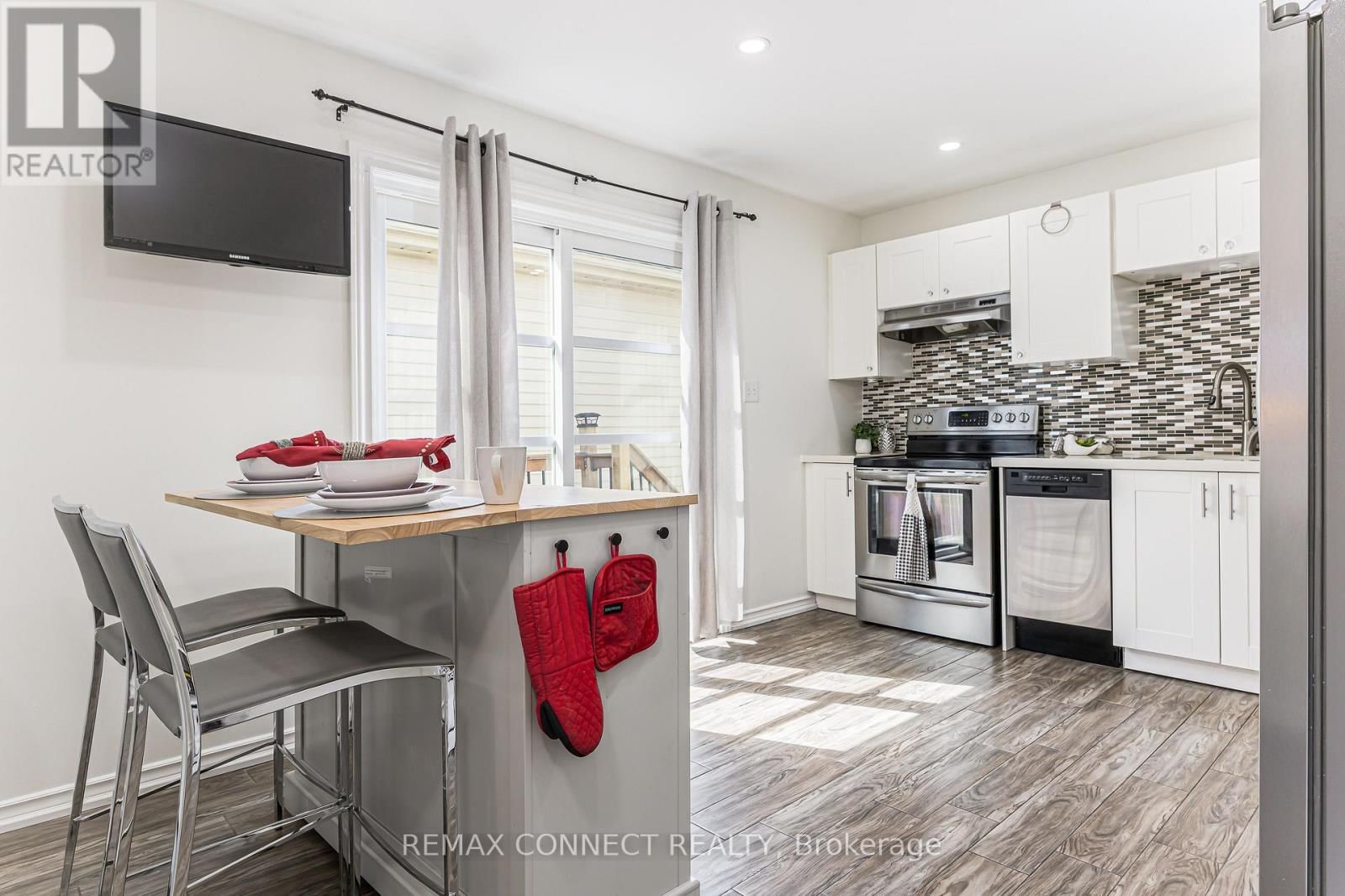 594 WAVERLY STREET NORTH Image 17