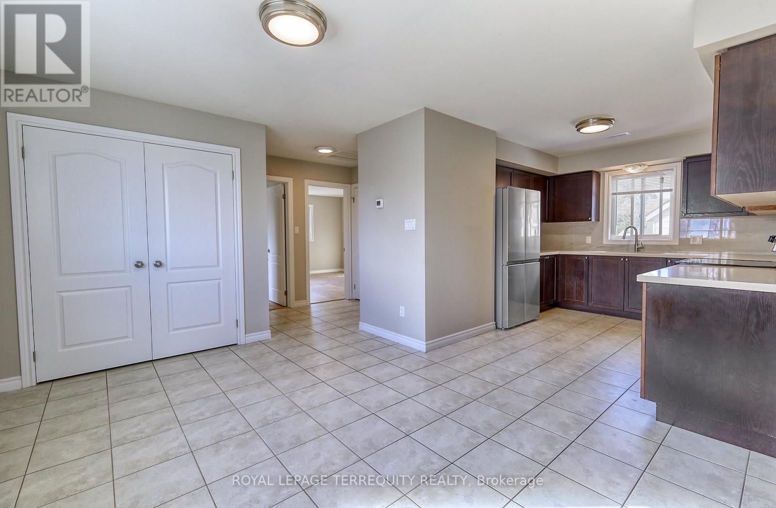 2 - 556 PARK ROAD SOUTH Image 4