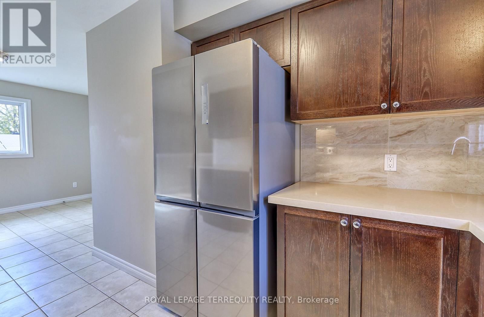 2 - 556 PARK ROAD SOUTH Image 8