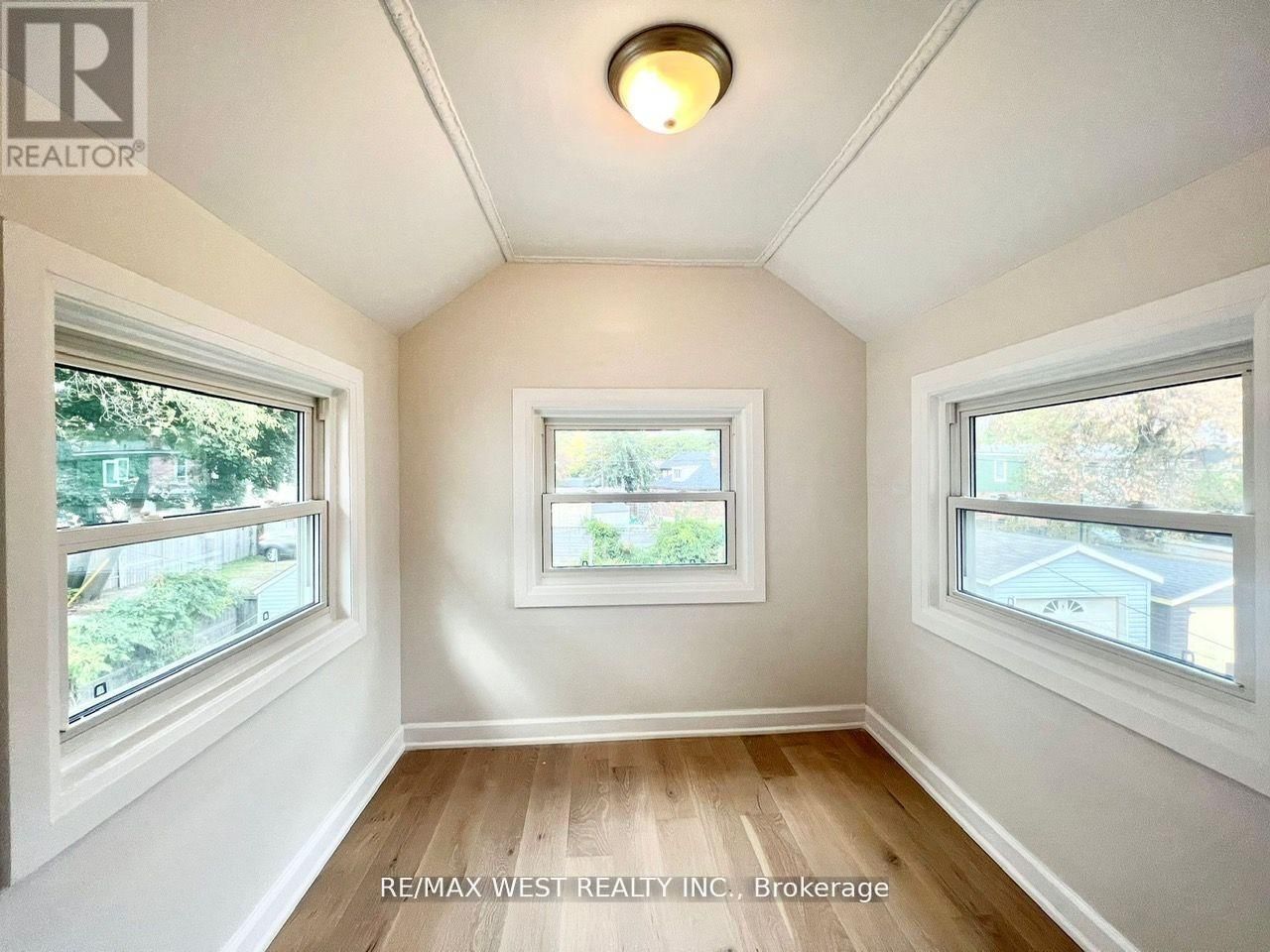 2nd Flr - 4 SUTHERLAND AVENUE Image 11