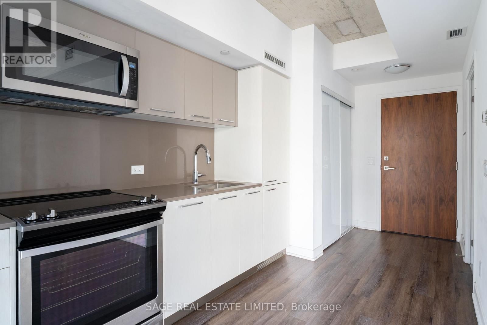 1102 - 15 BASEBALL PLACE Image 4