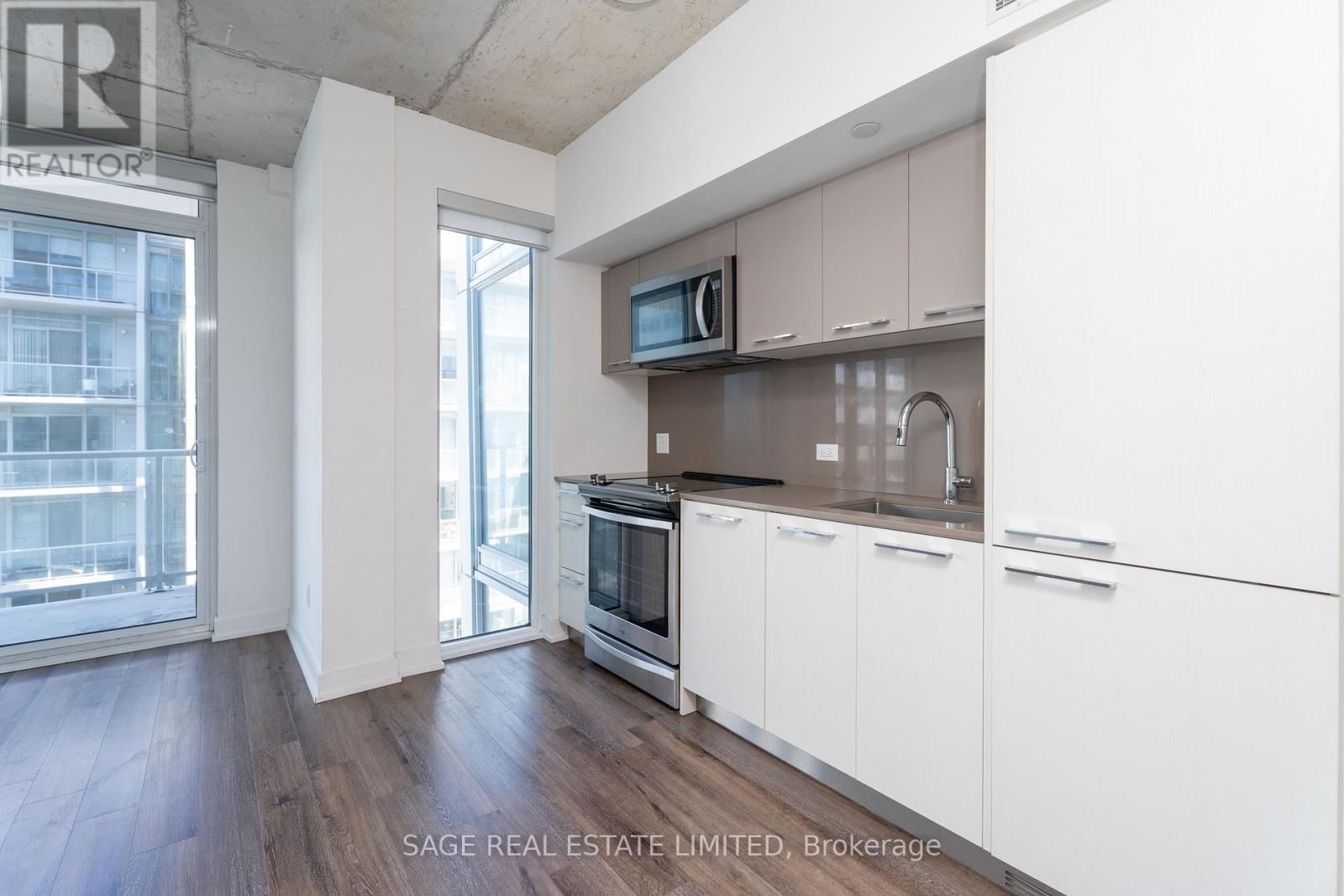 1102 - 15 BASEBALL PLACE Image 5