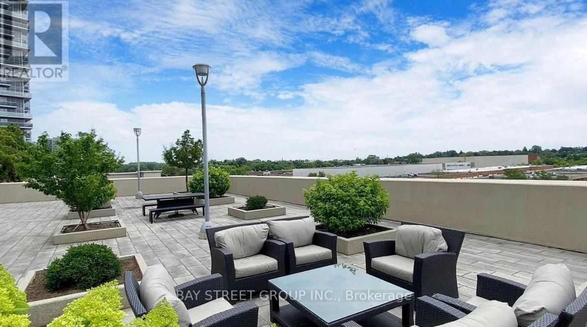 1908 - 151 VILLAGE GREEN SQUARE Image 11