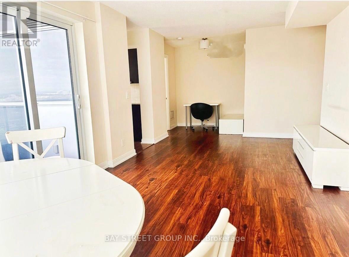 1908 - 151 VILLAGE GREEN SQUARE Image 3