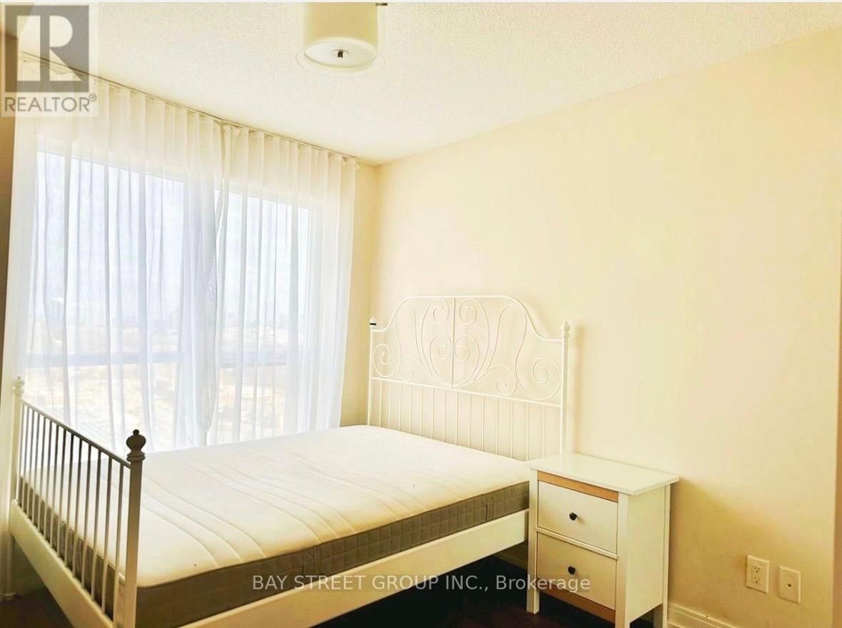 1908 - 151 VILLAGE GREEN SQUARE Image 7