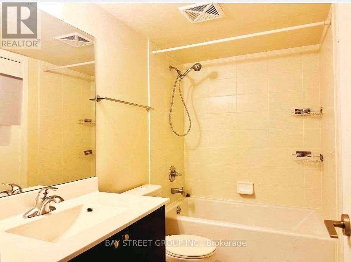 1908 - 151 VILLAGE GREEN SQUARE Image 8