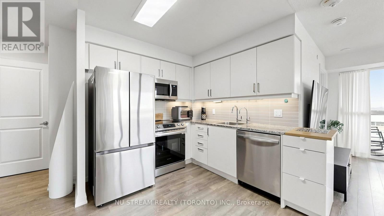 2109 - 20 MEADOWGLEN PLACE Image 10