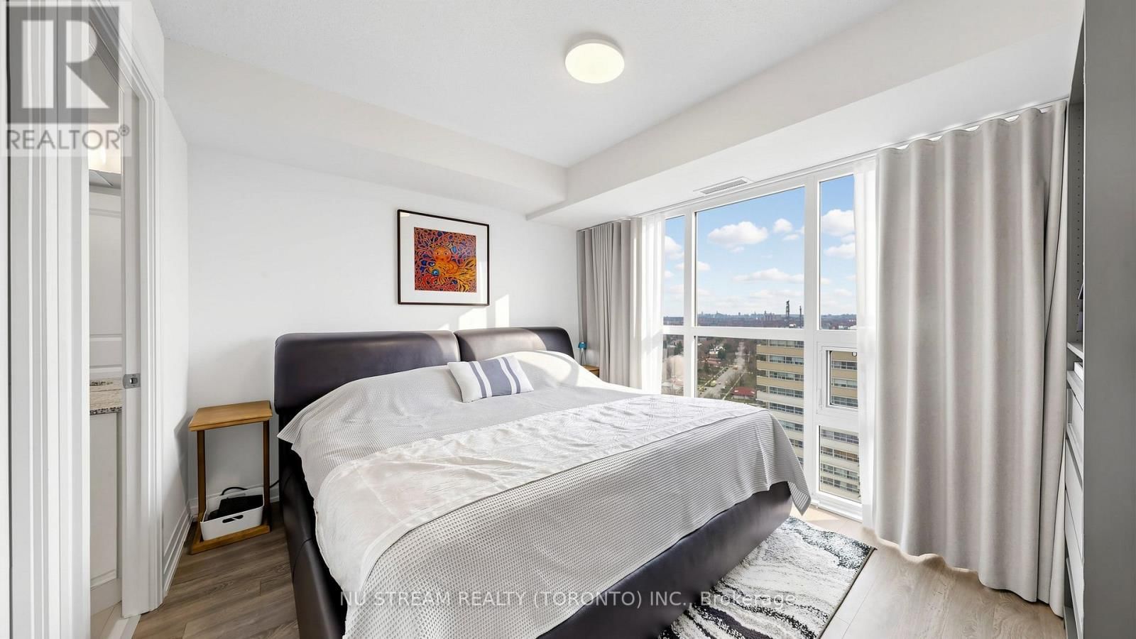 2109 - 20 MEADOWGLEN PLACE Image 13