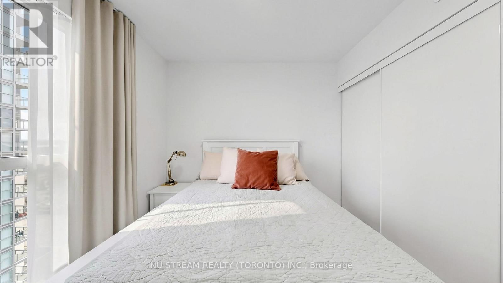 2109 - 20 MEADOWGLEN PLACE Image 16