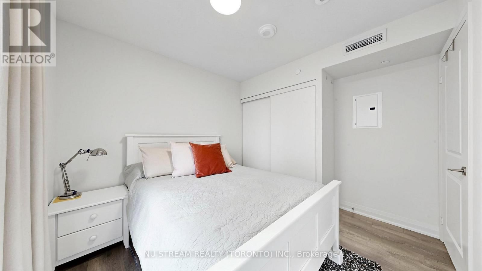 2109 - 20 MEADOWGLEN PLACE Image 17