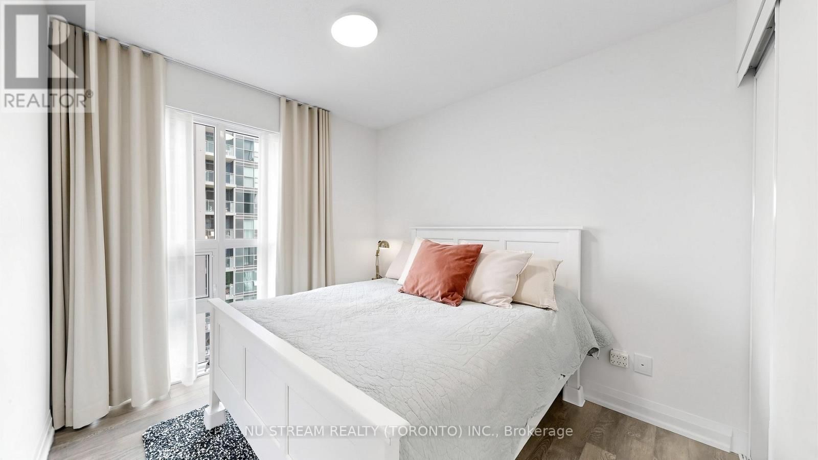 2109 - 20 MEADOWGLEN PLACE Image 18