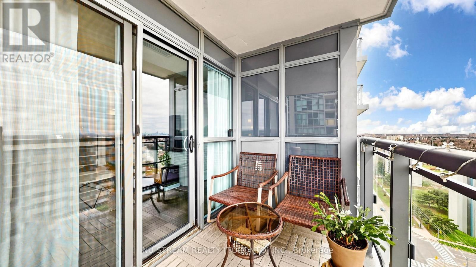 2109 - 20 MEADOWGLEN PLACE Image 21