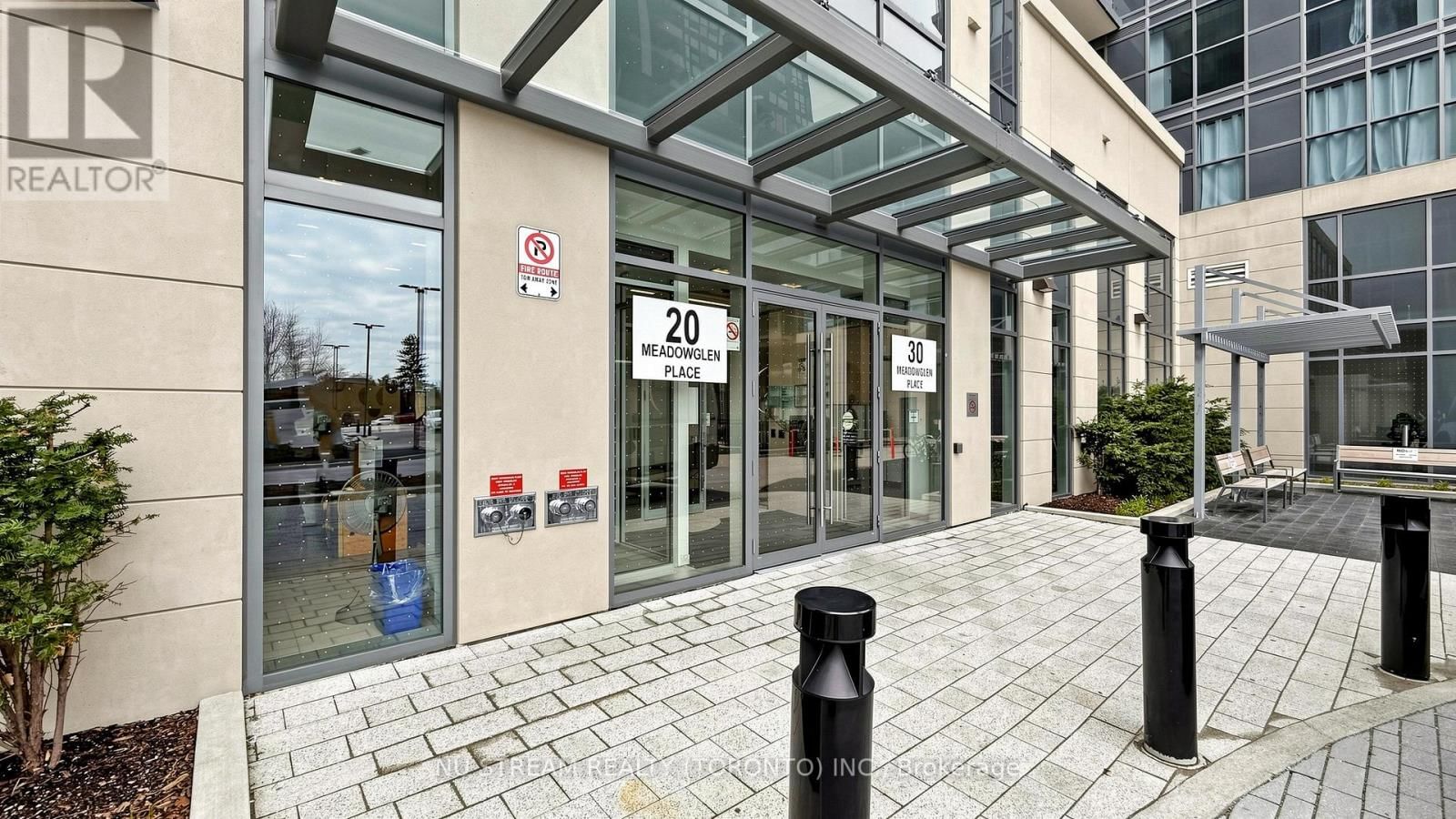 2109 - 20 MEADOWGLEN PLACE Image 23