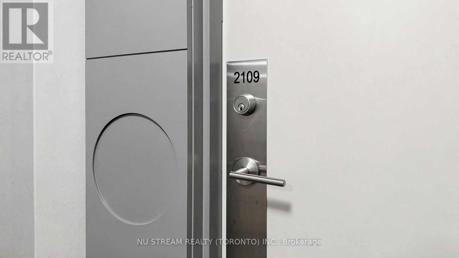 2109 - 20 MEADOWGLEN PLACE Image 29