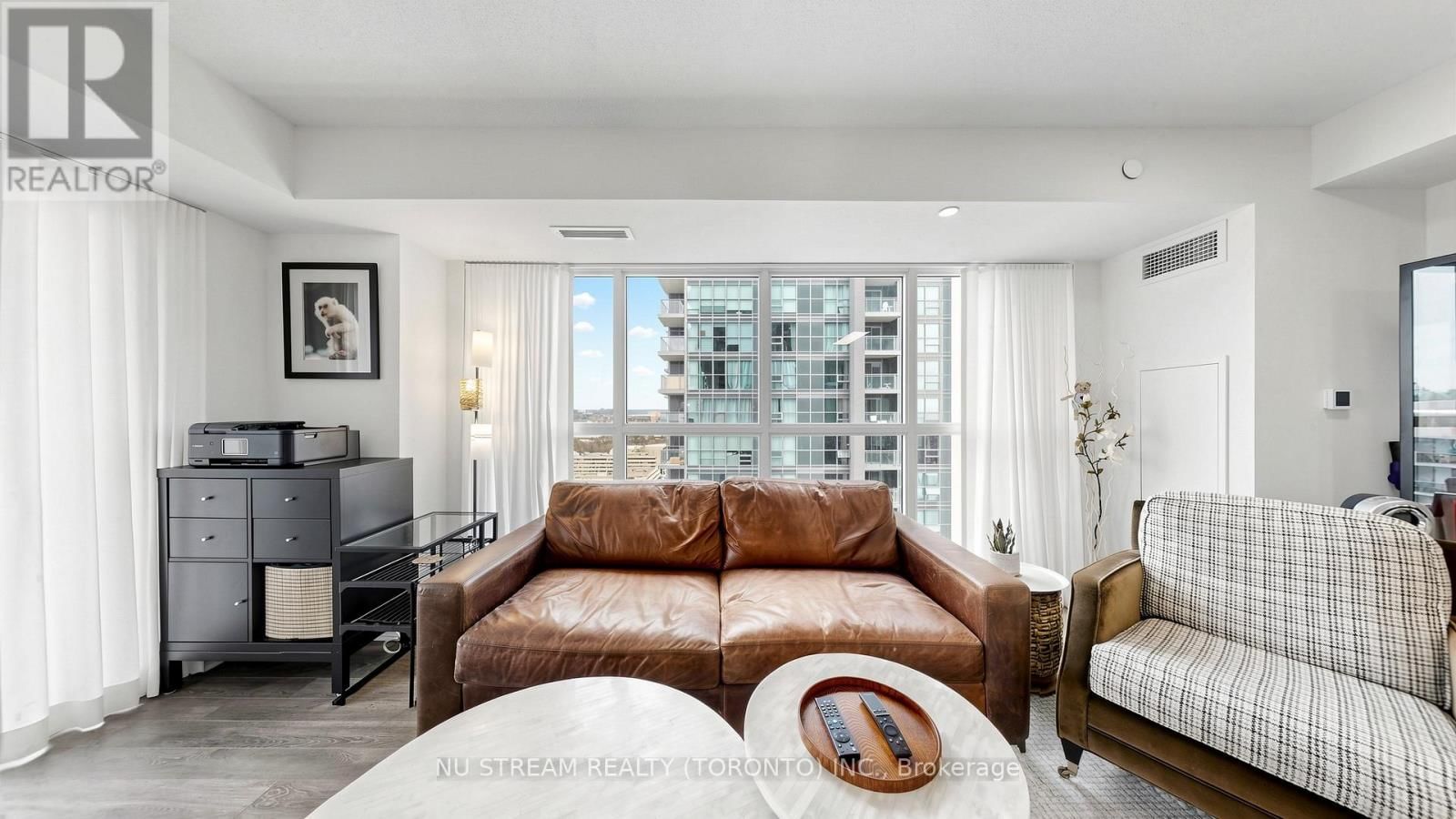 2109 - 20 MEADOWGLEN PLACE Image 3