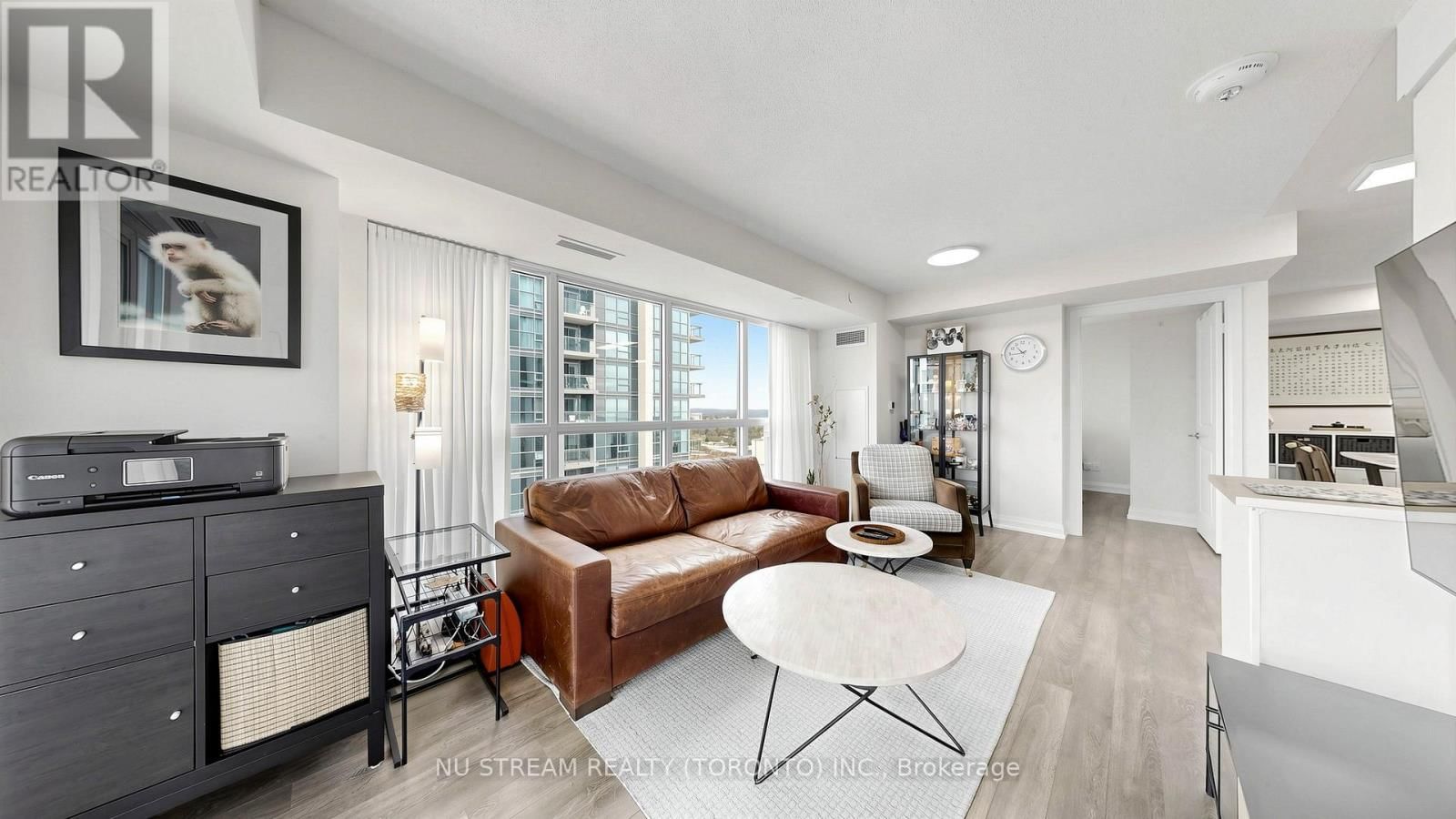 2109 - 20 MEADOWGLEN PLACE Image 4