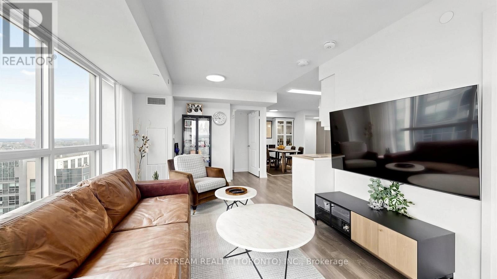 2109 - 20 MEADOWGLEN PLACE Image 5