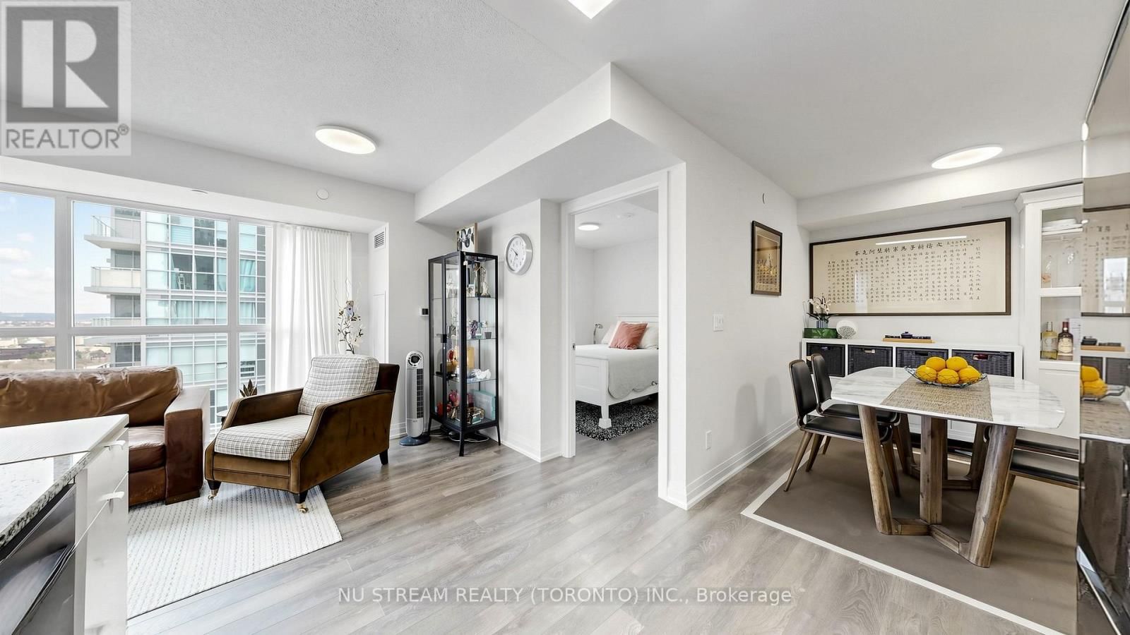 2109 - 20 MEADOWGLEN PLACE Image 6