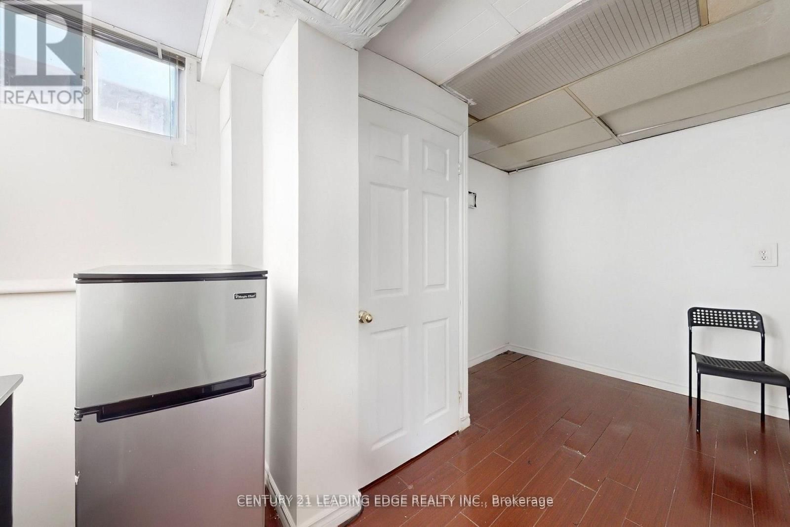 210 LINDEN AVENUE Image 32