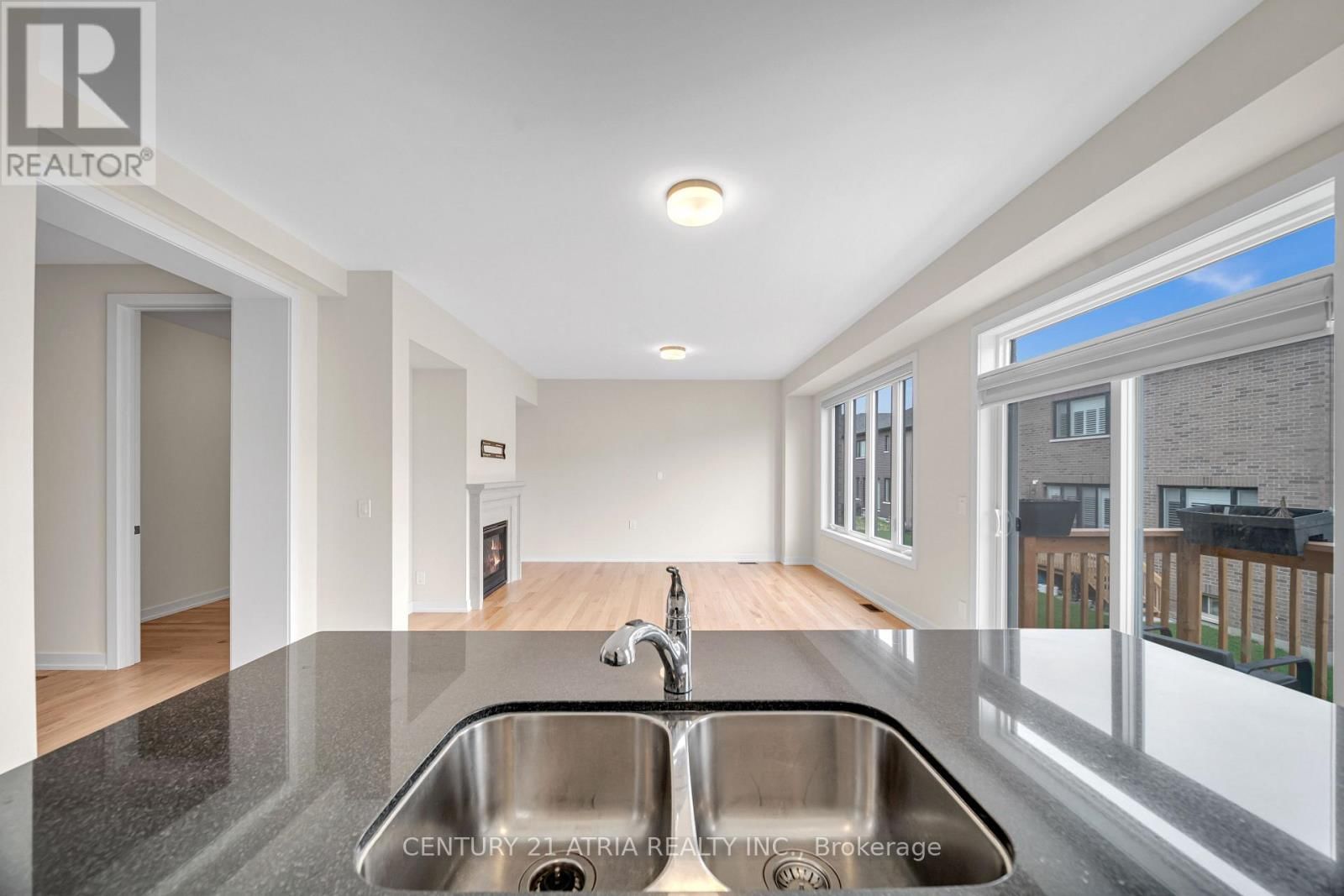 1838 NARCISSUS GARDENS Image 13