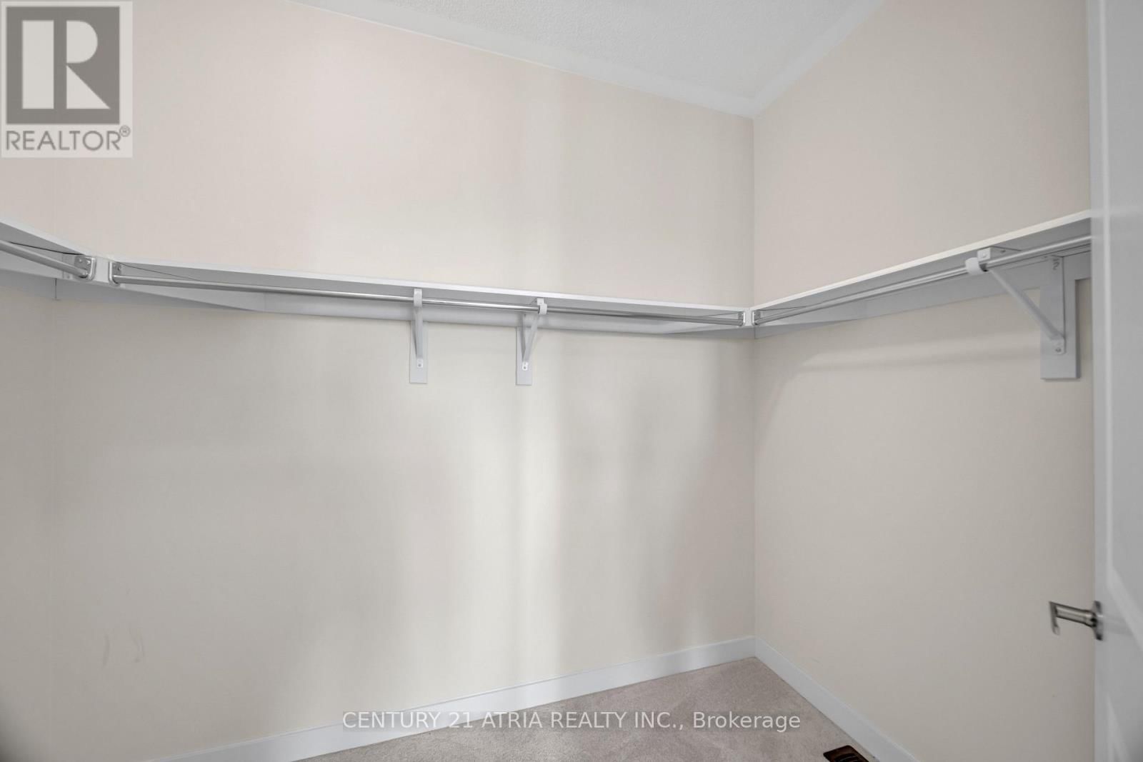 1838 NARCISSUS GARDENS Image 20