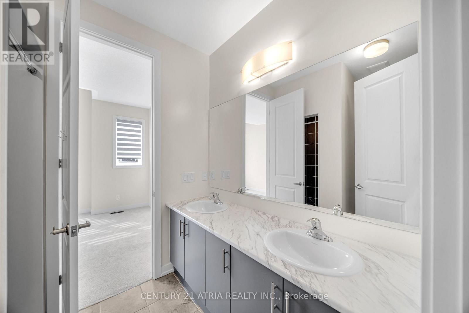 1838 NARCISSUS GARDENS Image 26