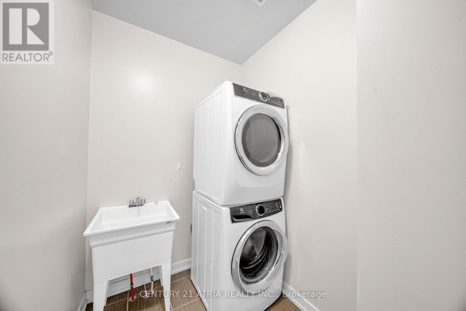 1838 NARCISSUS GARDENS Image 30