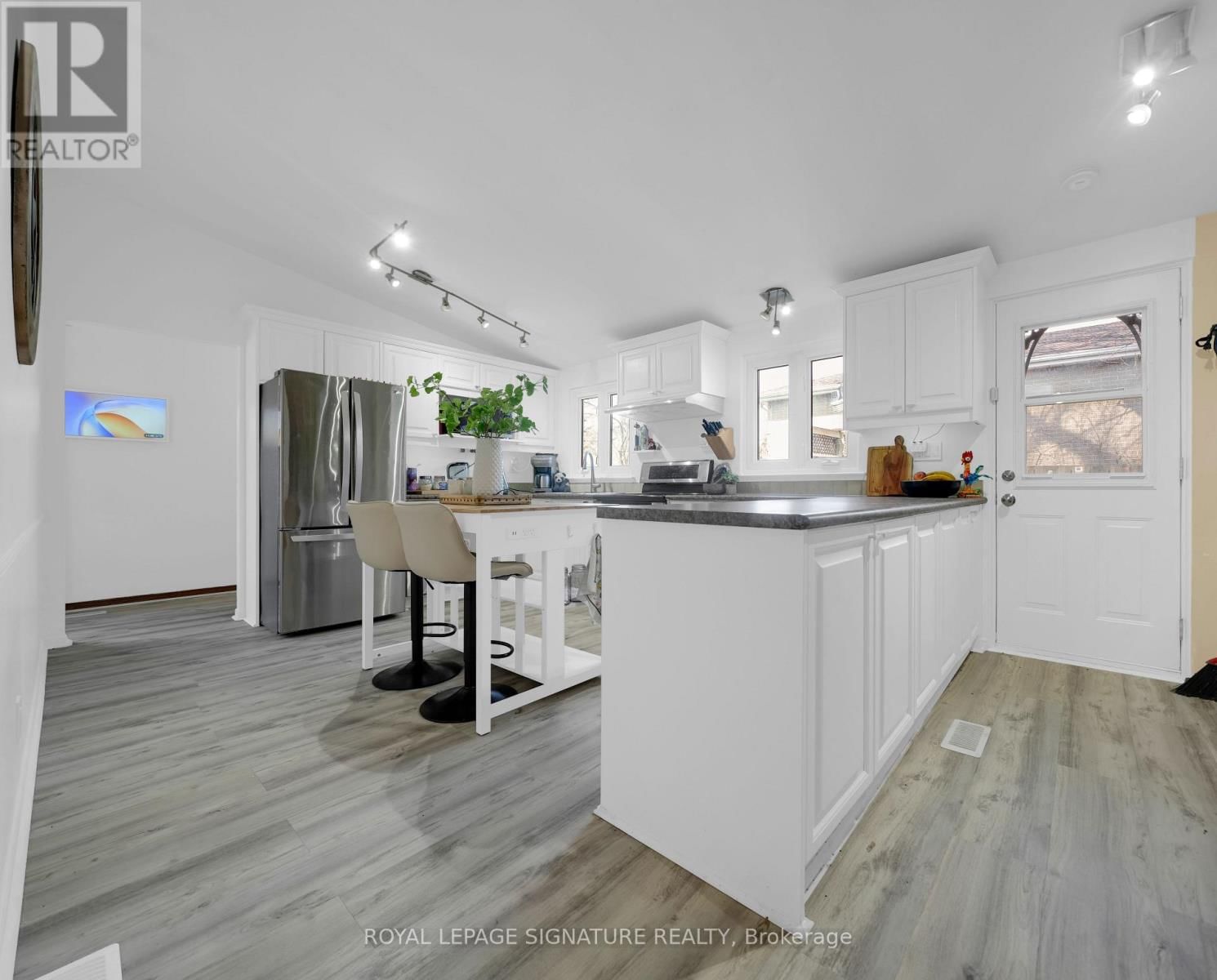 821 KROSNO BOULEVARD Image 9