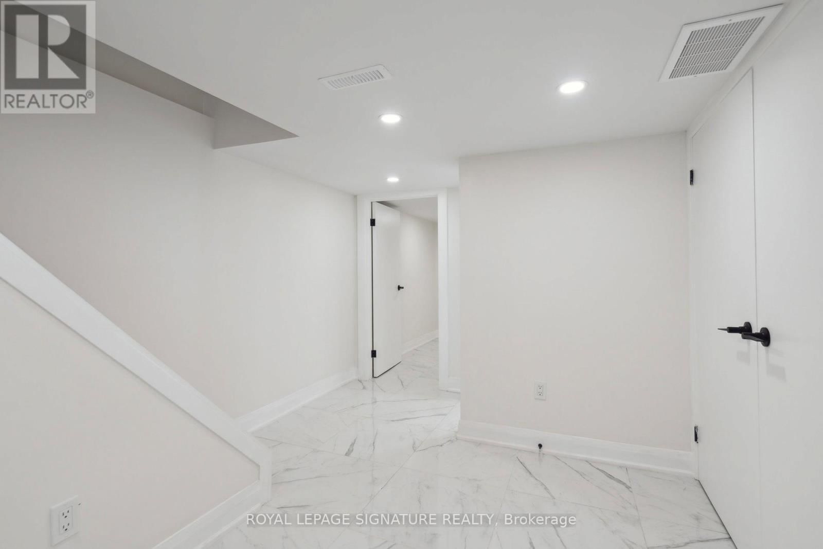 36 TENNIS CRESCENT Image 24