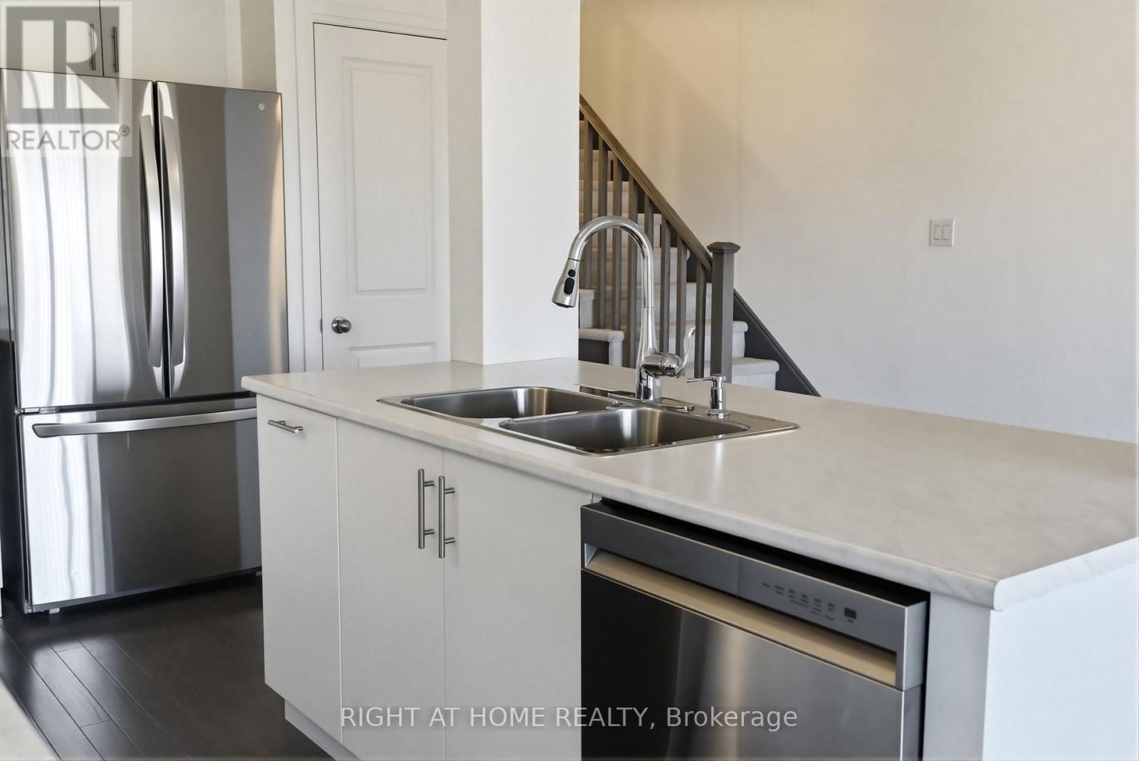 152 SAILORS LANDING Image 16