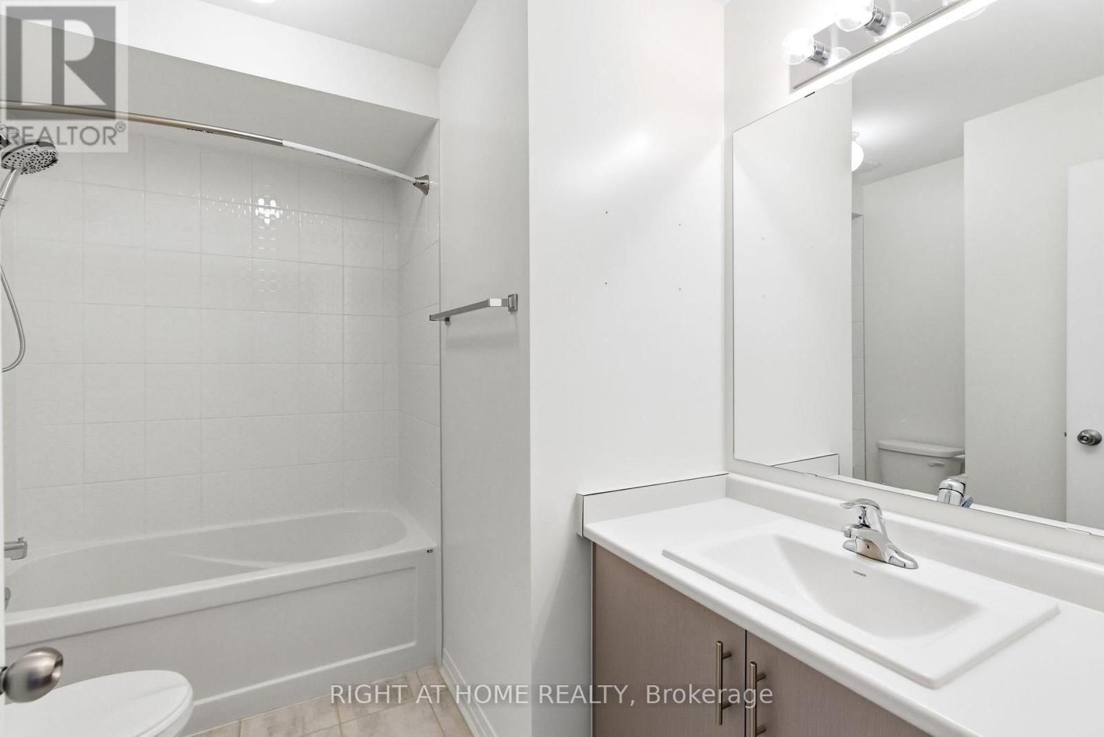 152 SAILORS LANDING Image 28