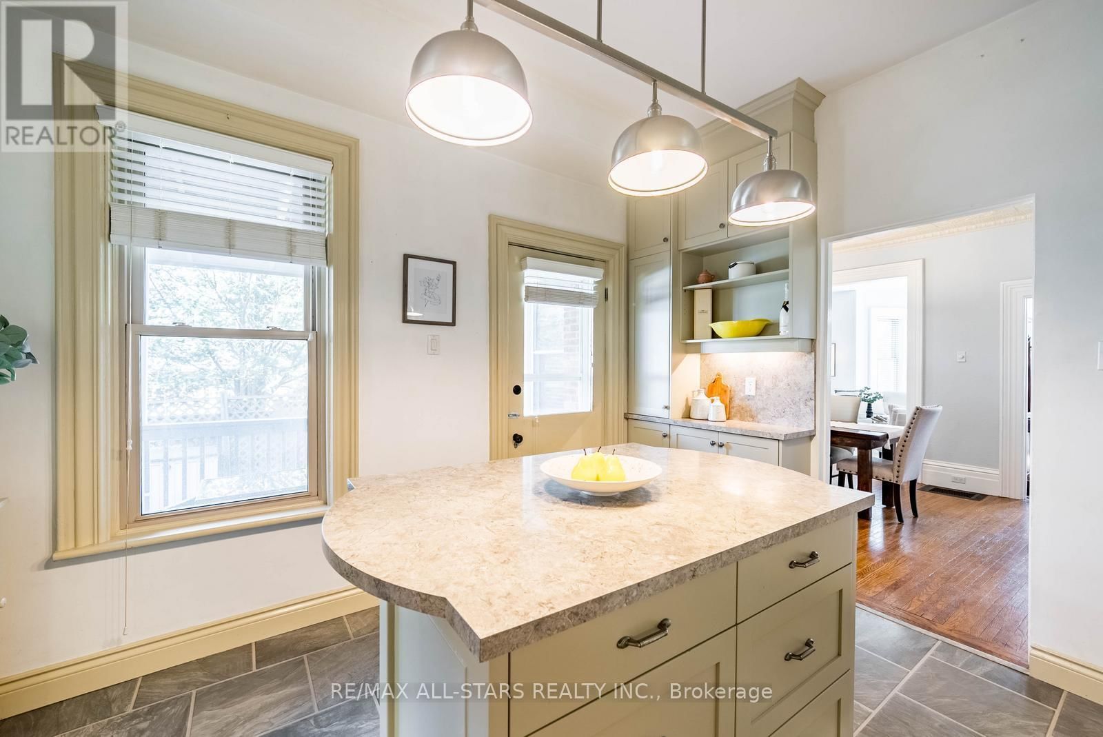 32 WELLINGTON STREET Image 17