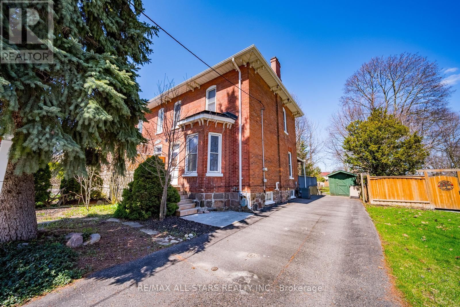 32 WELLINGTON STREET Image 2