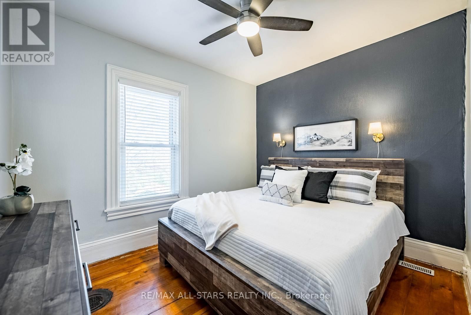 32 WELLINGTON STREET Image 22