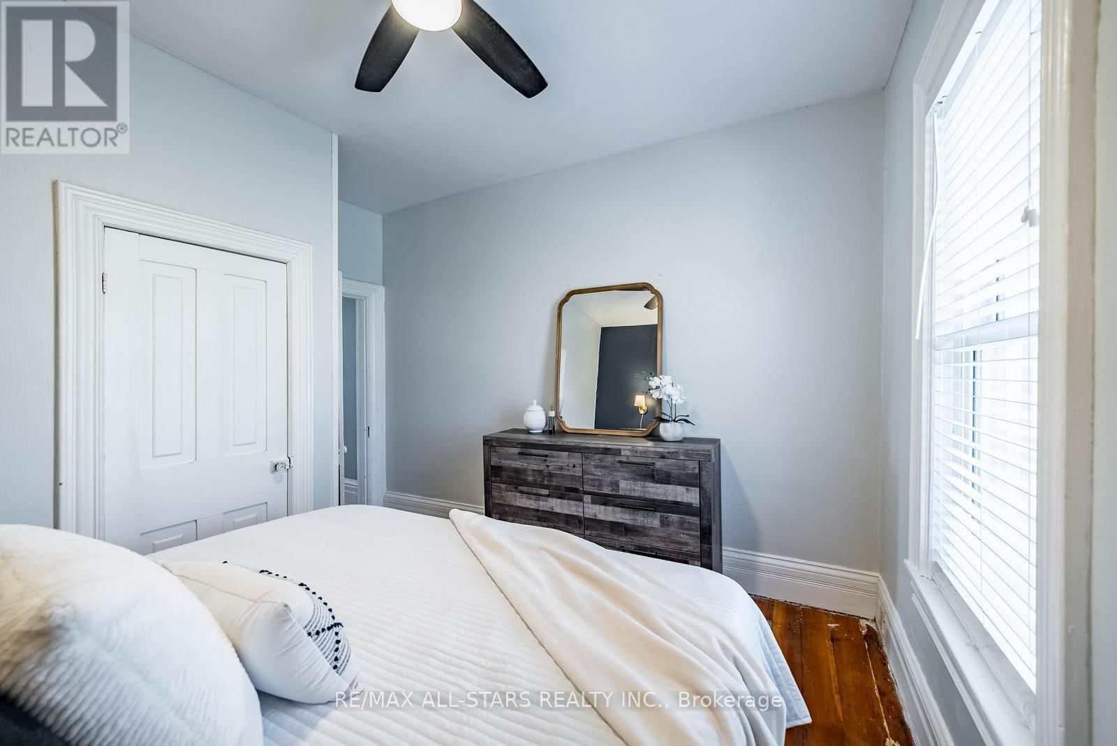 32 WELLINGTON STREET Image 23