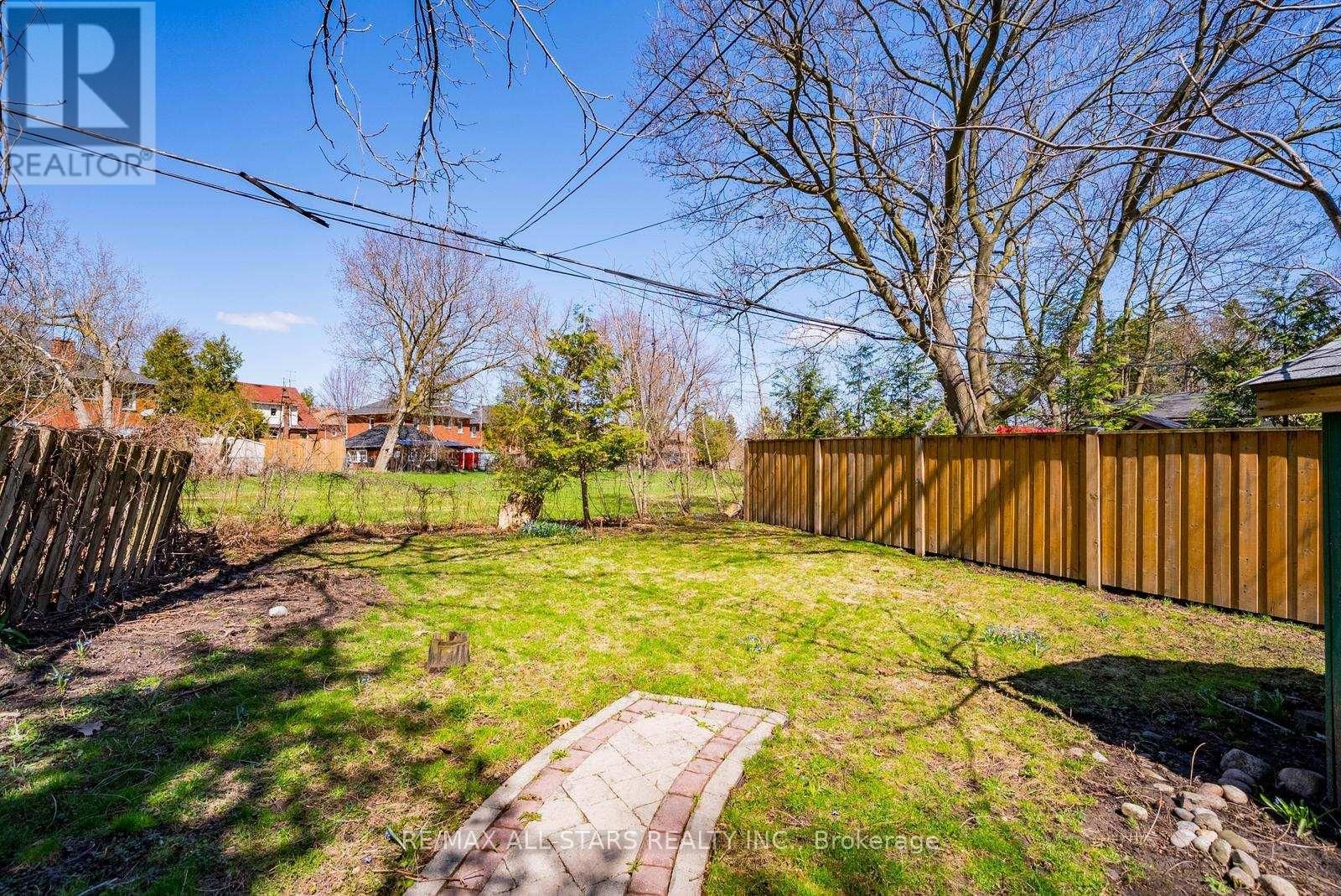 32 WELLINGTON STREET Image 40