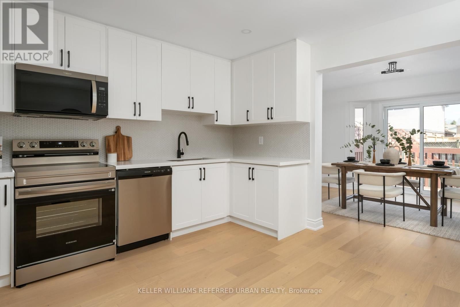 1064 MOORELANDS CRESCENT Image 14