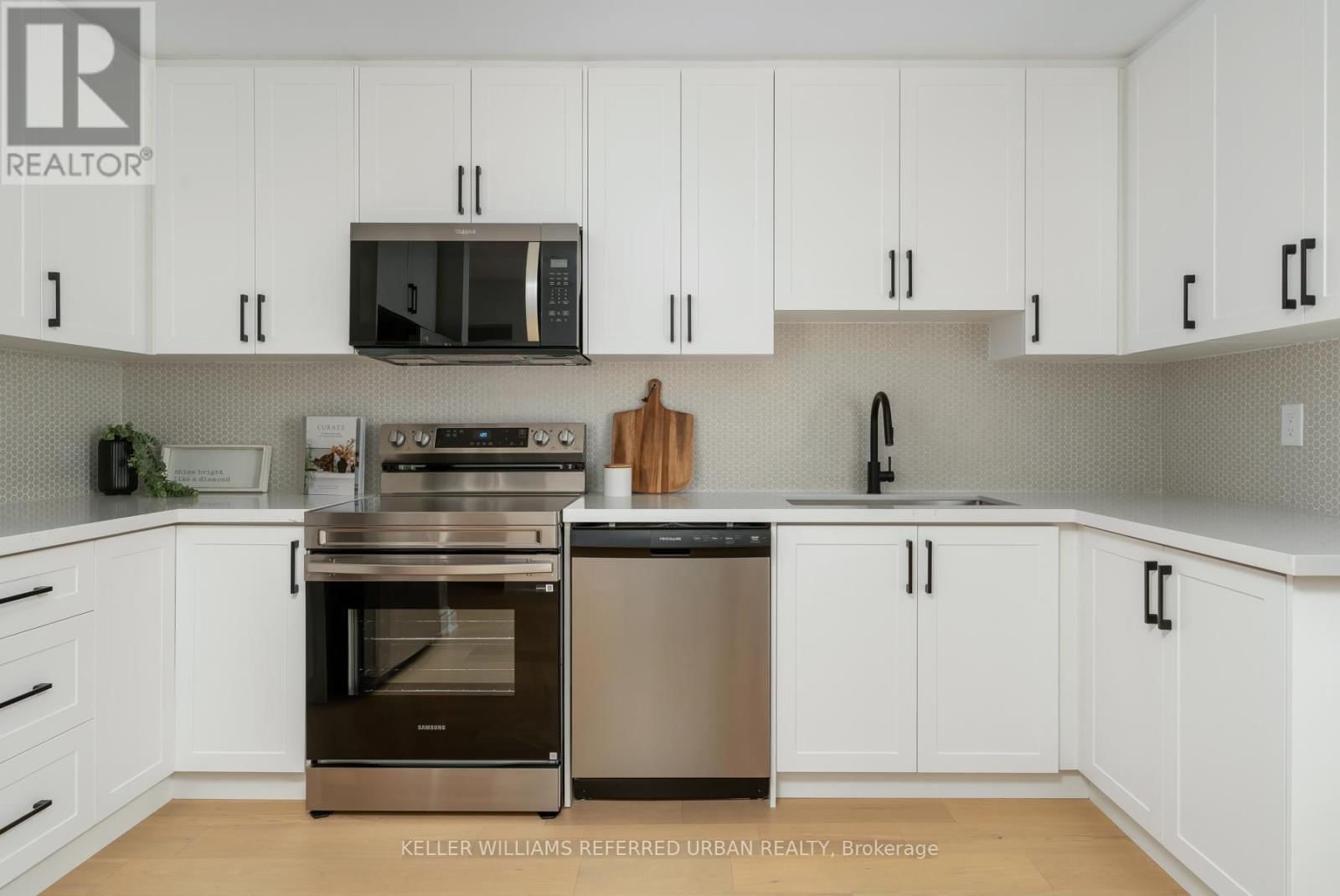 1064 MOORELANDS CRESCENT Image 15