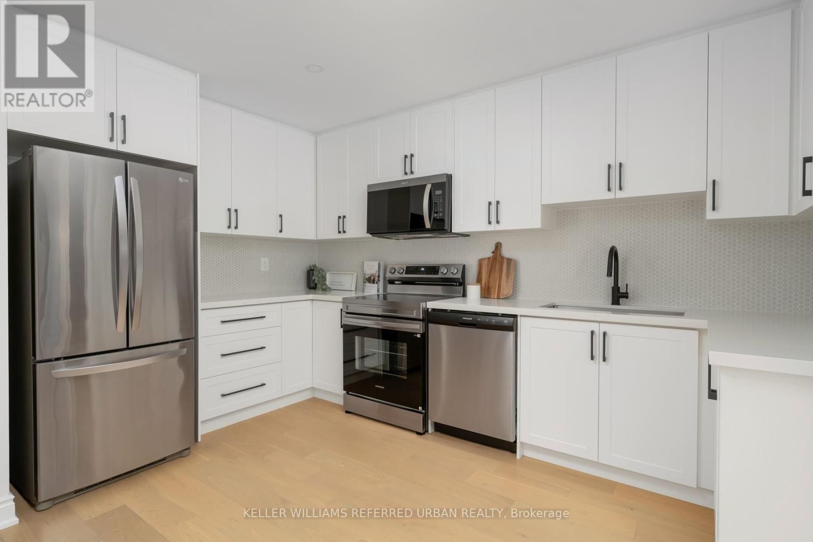 1064 MOORELANDS CRESCENT Image 16