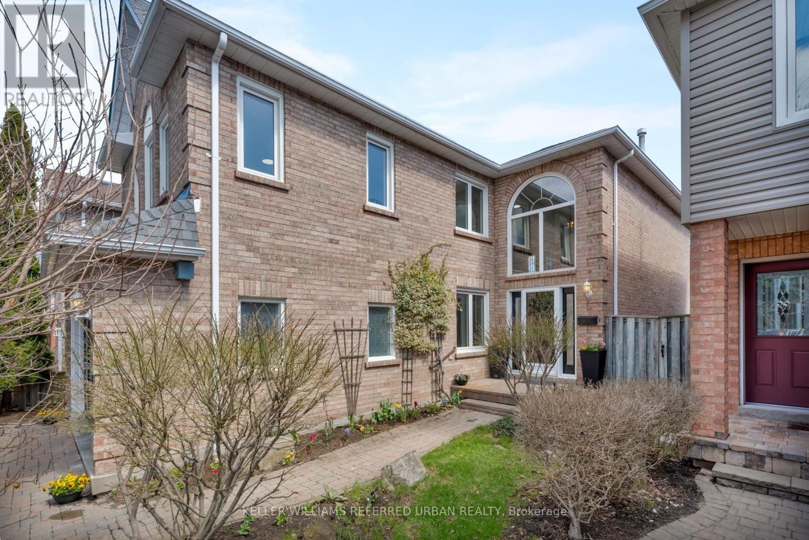 1064 MOORELANDS CRESCENT Image 2