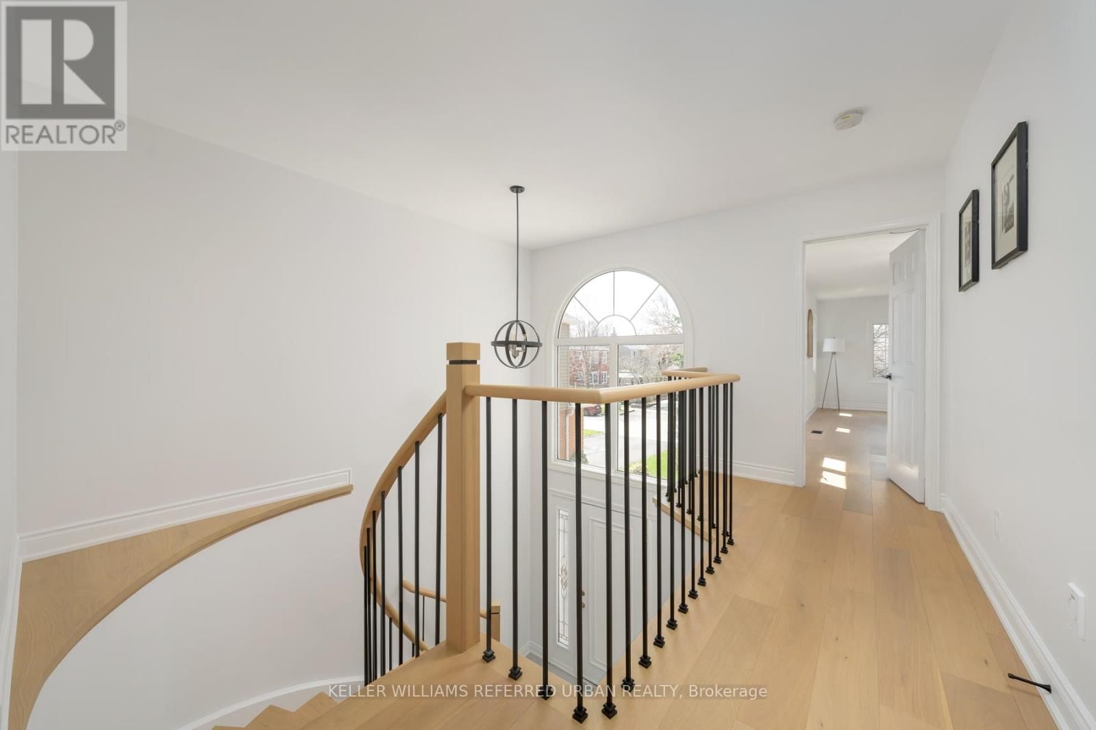 1064 MOORELANDS CRESCENT Image 21