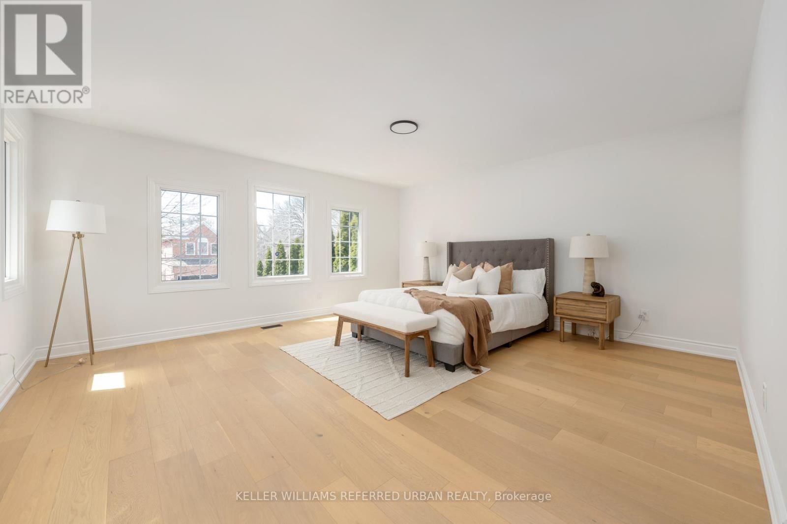 1064 MOORELANDS CRESCENT Image 22