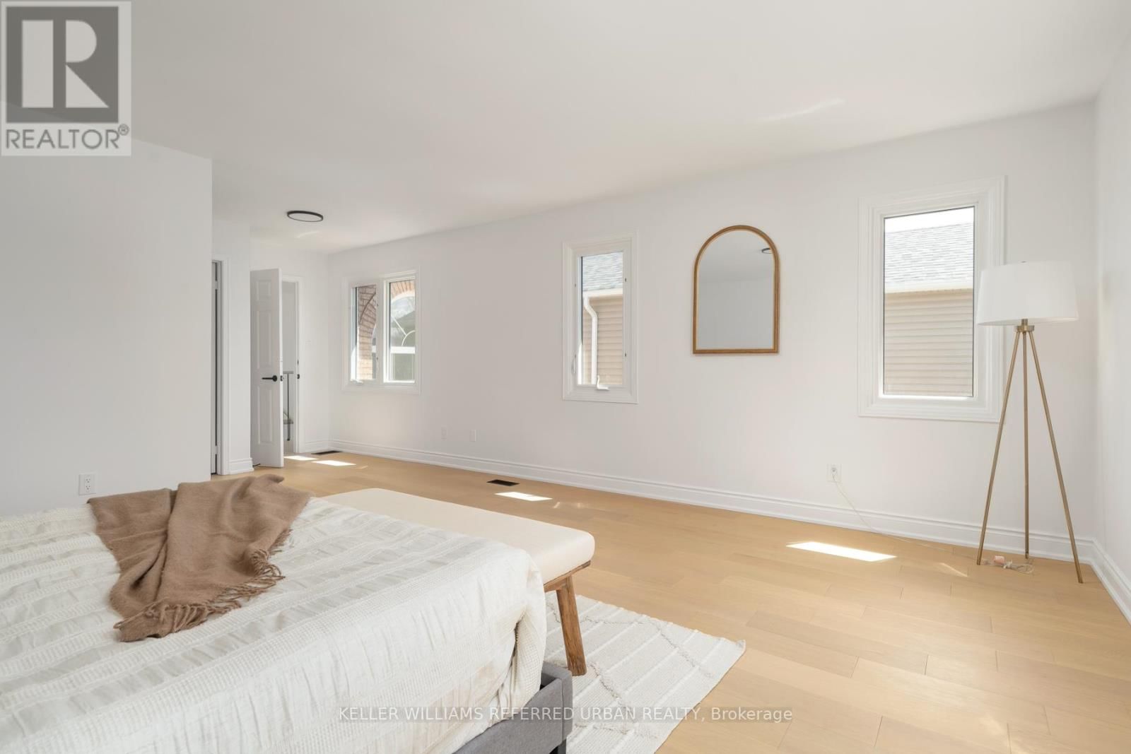 1064 MOORELANDS CRESCENT Image 24