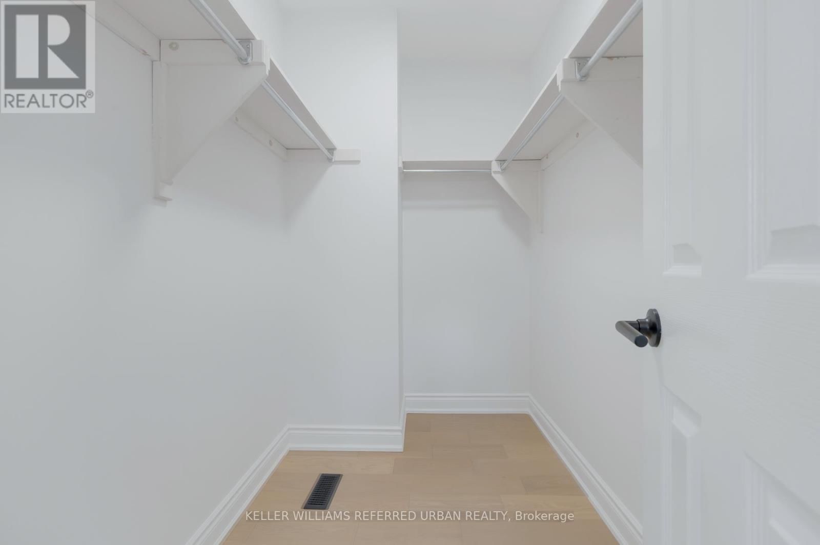 1064 MOORELANDS CRESCENT Image 25