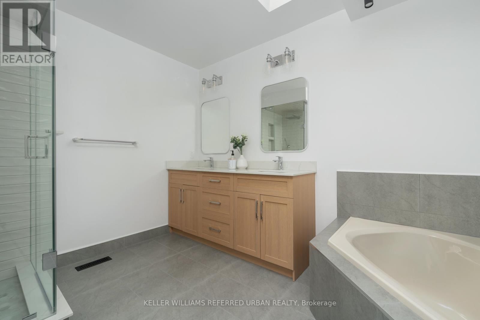 1064 MOORELANDS CRESCENT Image 26