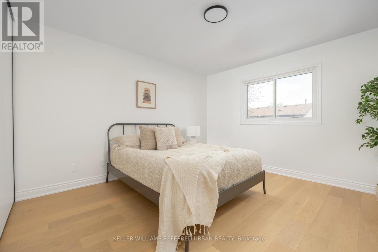 1064 MOORELANDS CRESCENT Image 28