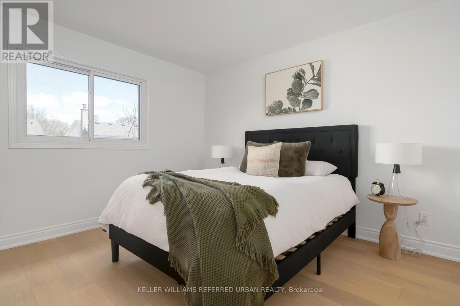 1064 MOORELANDS CRESCENT Image 30